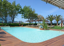 hotel spiaggia piscina esterna con idromassaggio