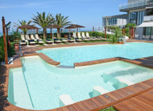 hotel spiaggia parcheggio piscina esterna con idromassaggio e spazio relax