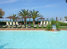 hotel spiaggia piscina esterna con solarium