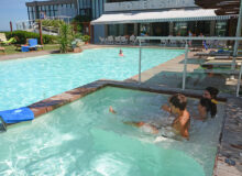 hotel spiaggia piscina con idromassaggio