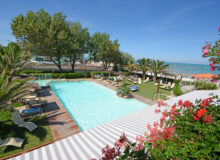 hotel spiaggia piscina esterna veduta mare con solarium