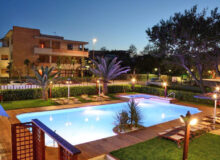 hotel spiaggia piscina esterna di notte