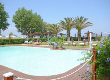 spiaggia-hotel-pesaro-piscina-veduta